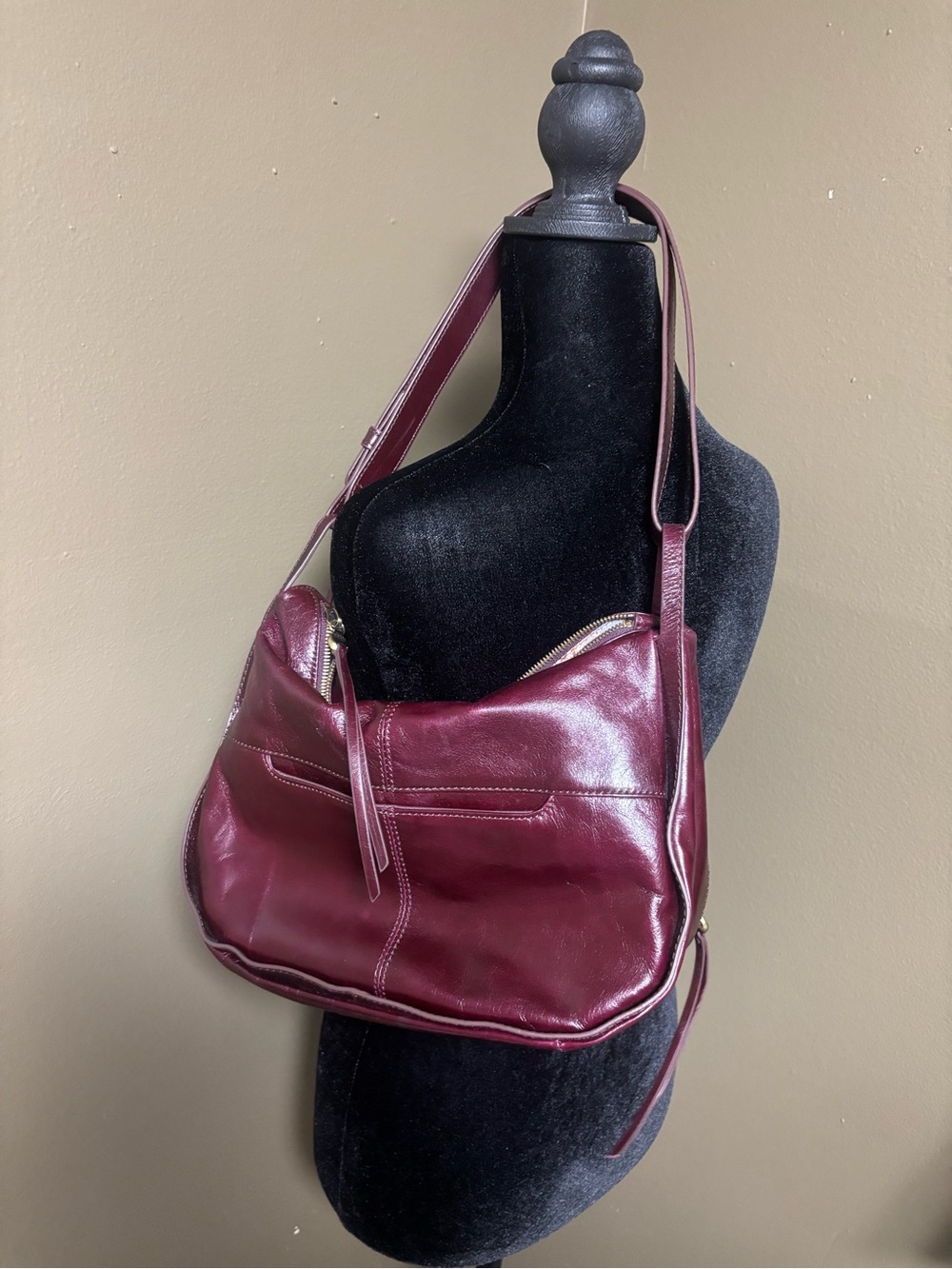 Hobo Leather Shoulder Bag in Burgundy